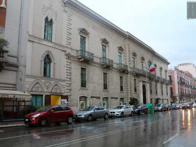 ...e Palazzo Barone Ferrara su corso Vittorio Emanuele